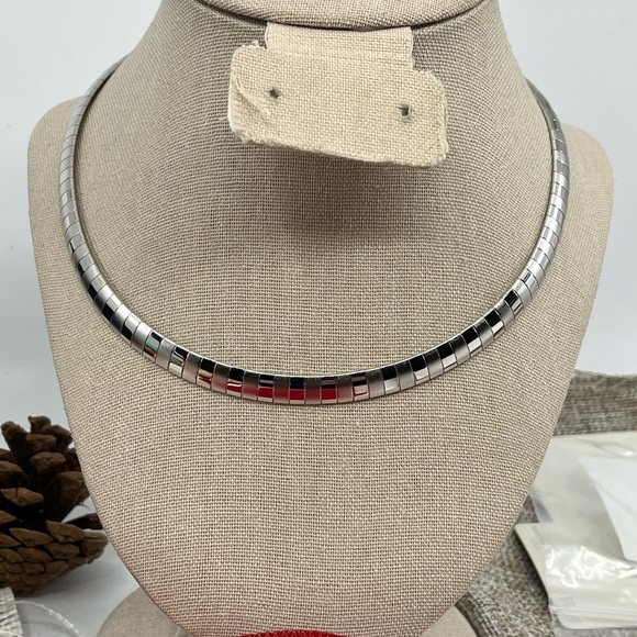 Vintage Kenneth Jay Lane Rhodium-Plated Omega Necklace with Original Box & Pouch - Picture 5 of 17